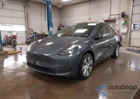 2023 Tesla Model Y Awd/Long Range Dual Motor All-Wheel Drive z USA, uszkodzony, nr VIN 7SAYGDEE1PA081905